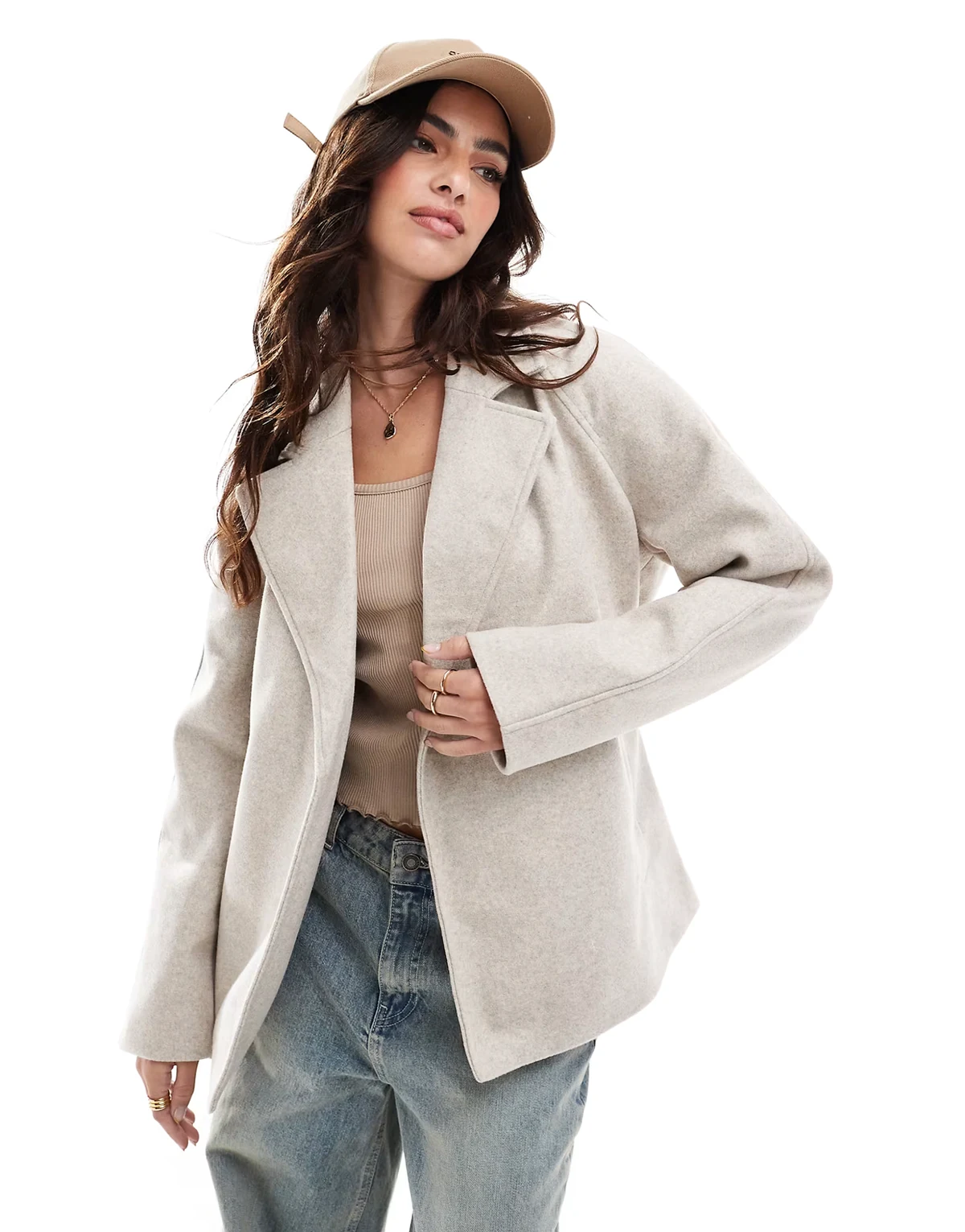 – Kurz geschnittene, formelle Jacke in Creme mit Gürtel