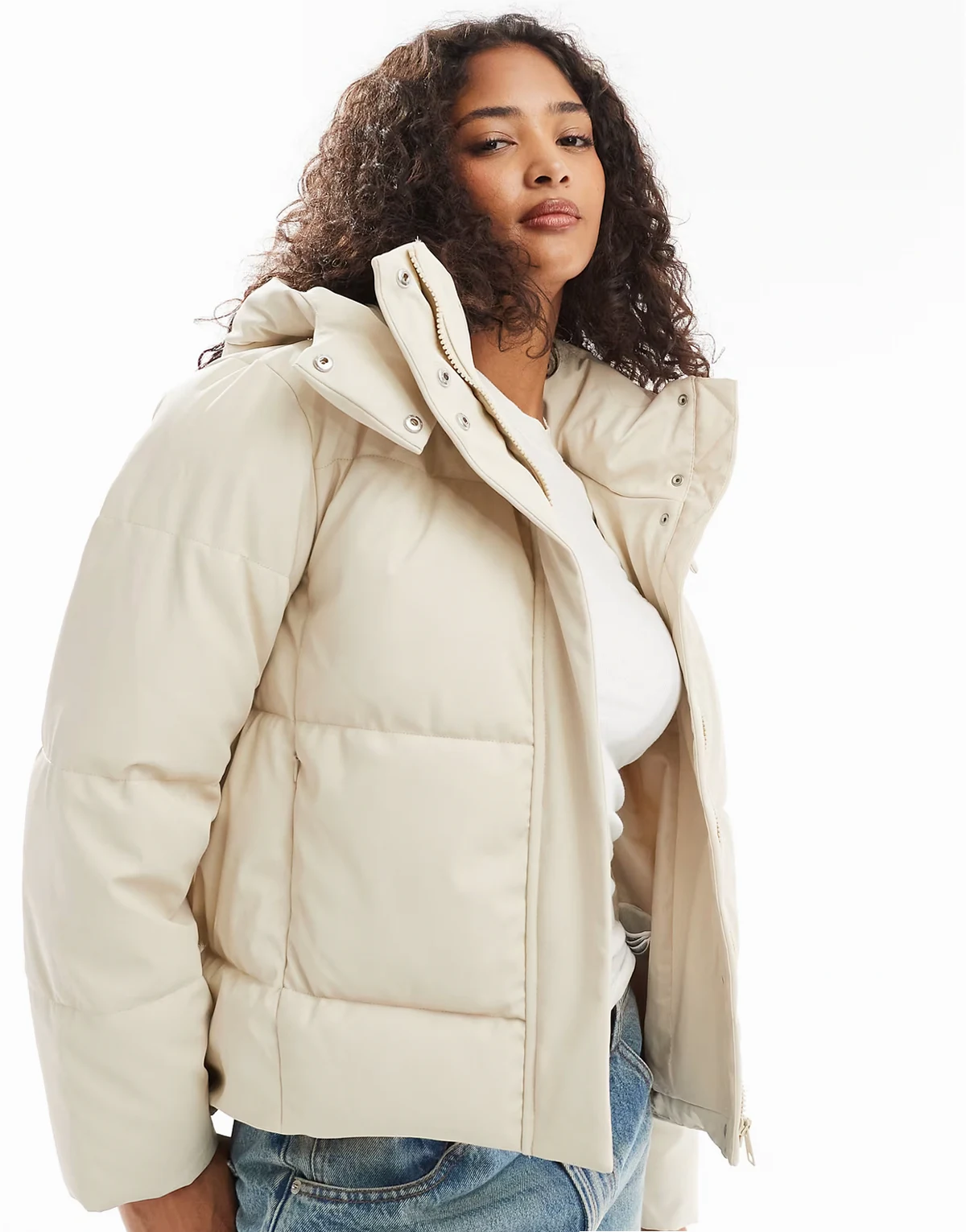 – Kurze wattierte Jacke in Haferbeige mit Beschichtung