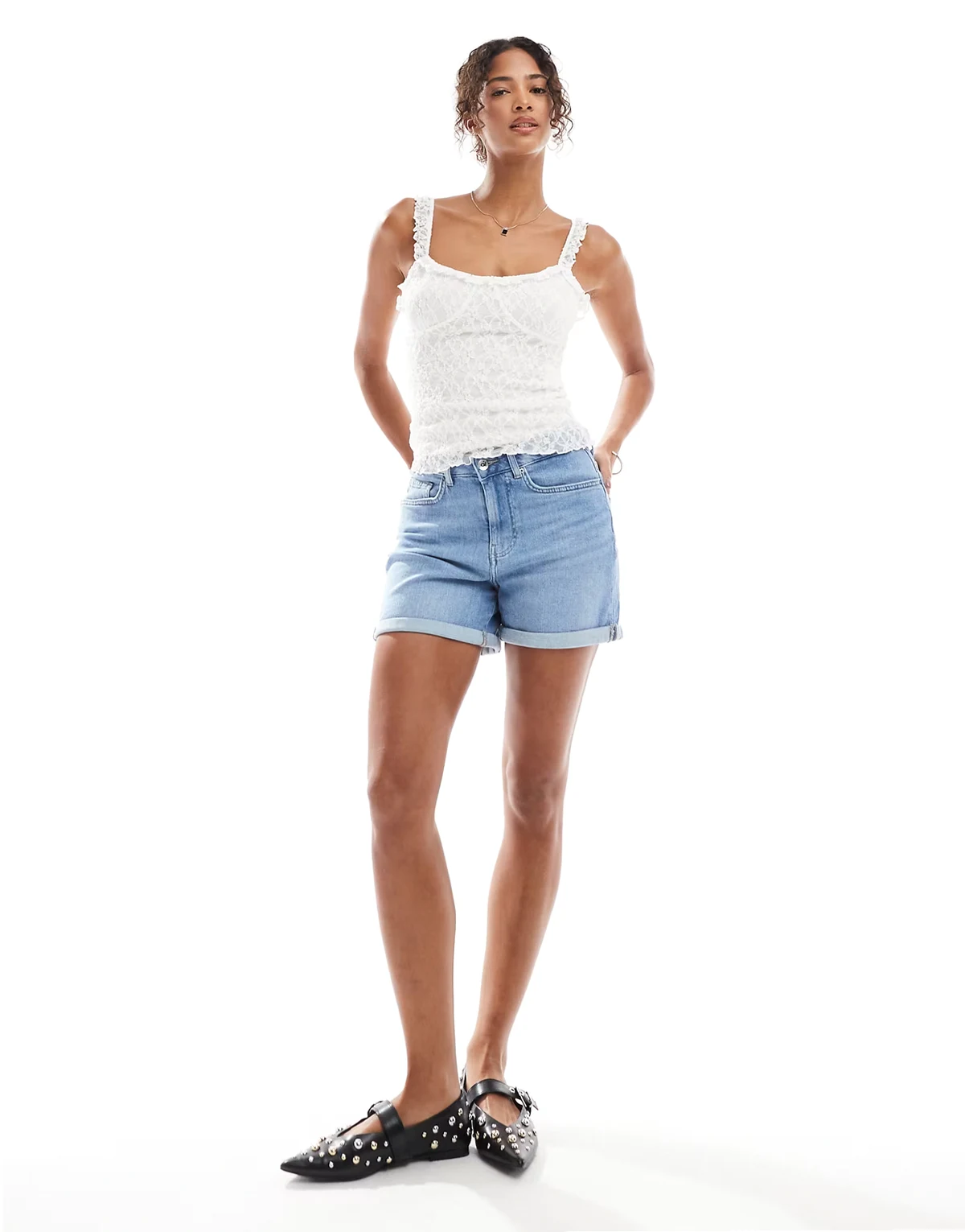 – Jeansshorts in hellblauer Waschung mit Stretchanteil und Umschlagsaum