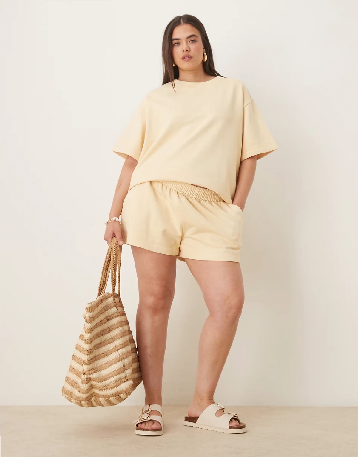 ASOS DESIGN Curve – Kremowożółte szorty dresowe, część zestawu