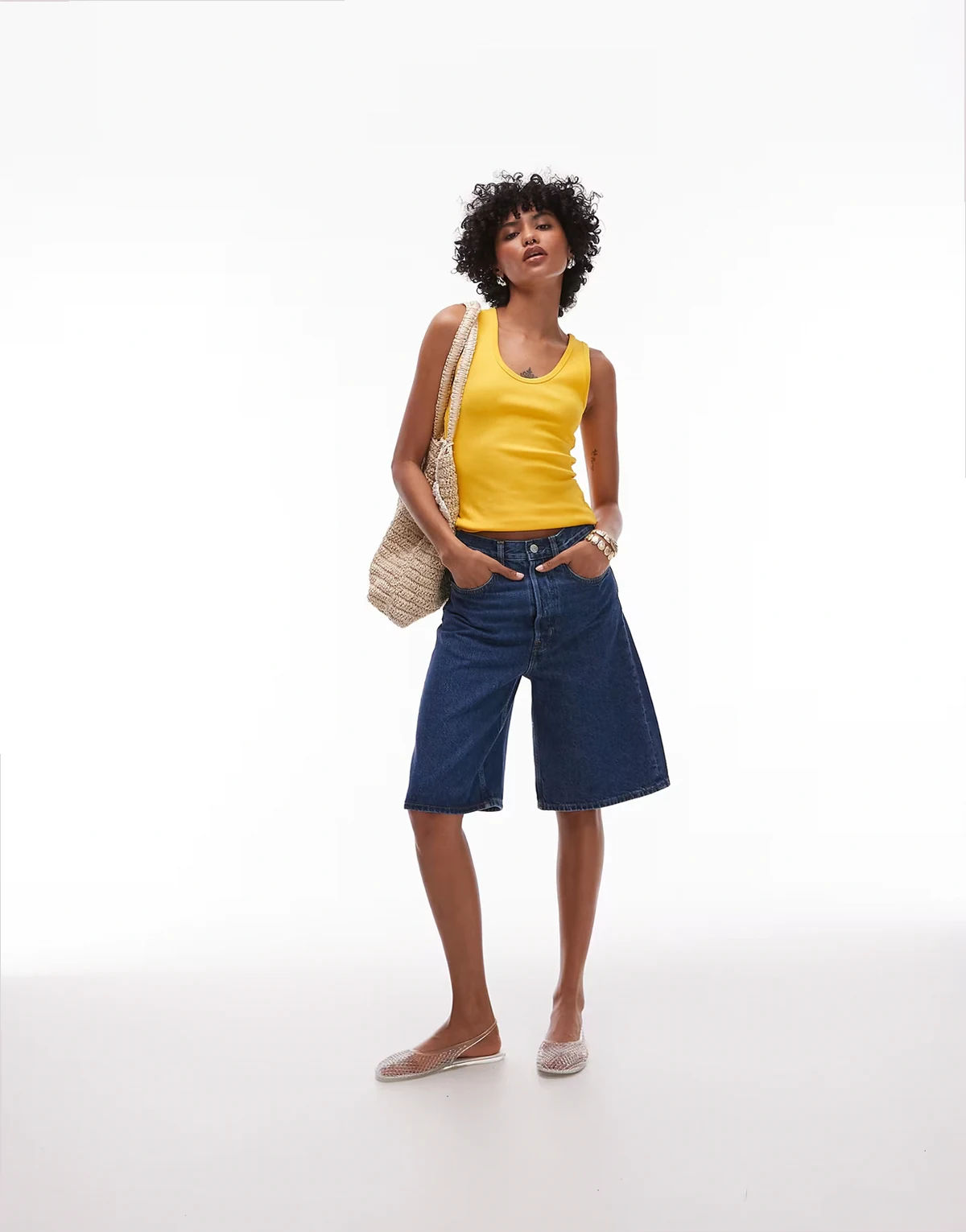 – Lockere Shorts aus Denim-Twill in mittelblauer Waschung mit mittelhohem Bund und fünf Taschen