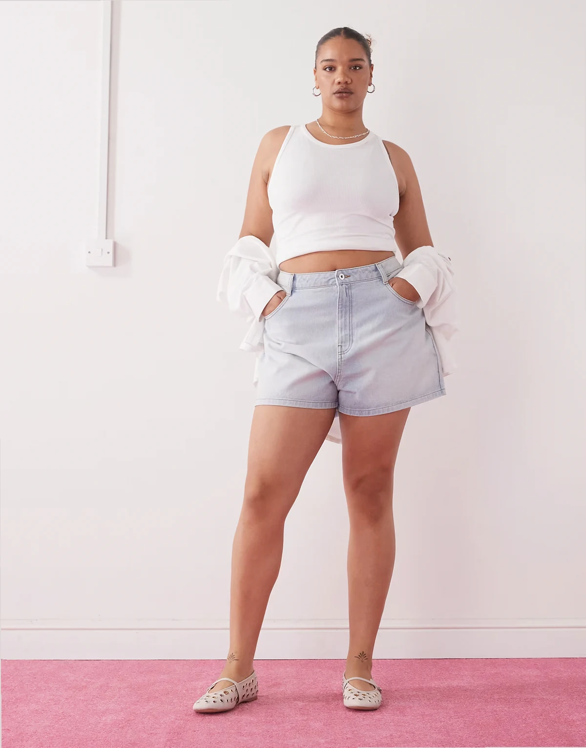 Plus – Locker sitzende Jeansshorts in heller Waschung