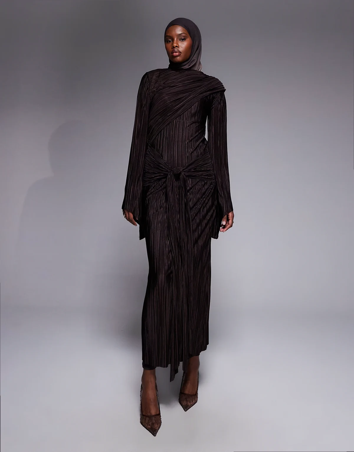 – Plissiertes Maxikleid in Schokobraun mit drapiertem Detail