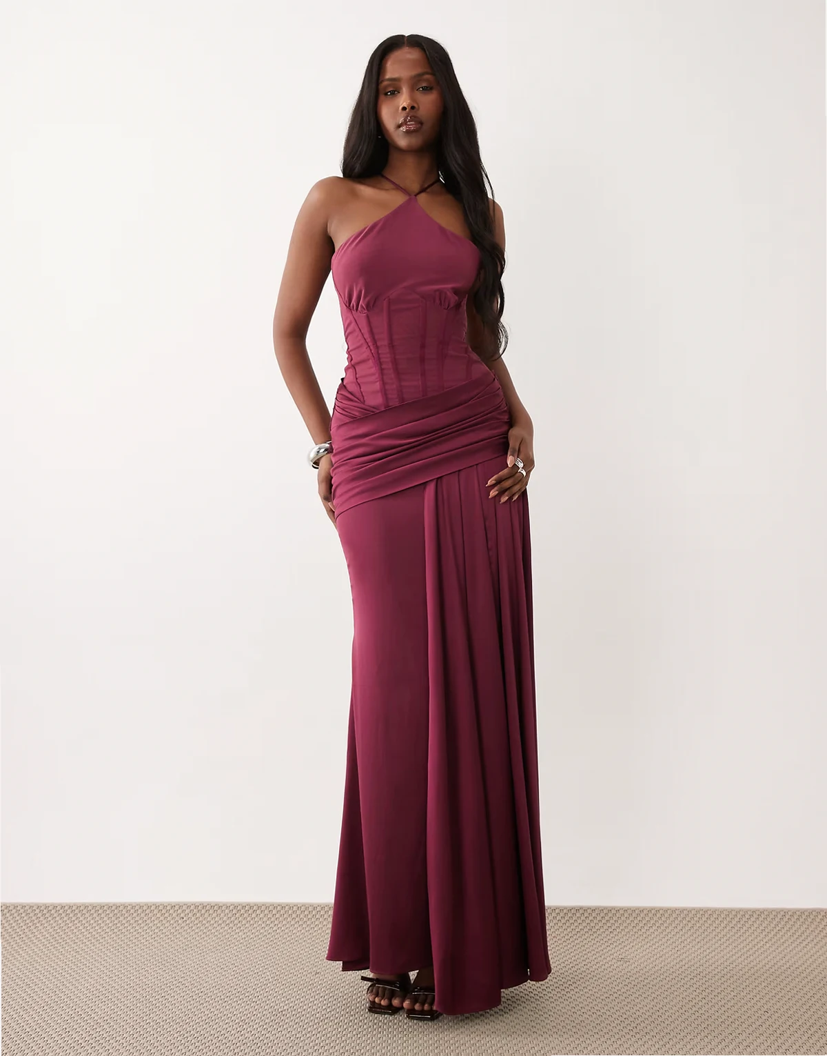 – Premium – Neckholder-Maxikleid in Pflaume mit Korsettdetail, Schwalbenschwanz und Drapierung