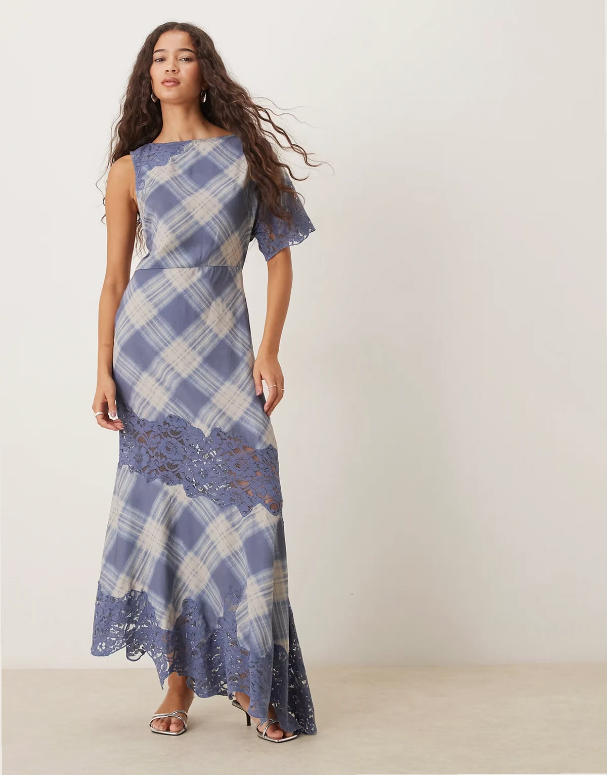 – Kariertes Midikleid in Blau mit Spitzendetail