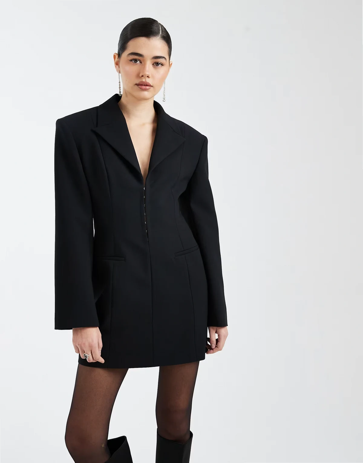 – Elegantes, tief ausgeschnittenes, tailliertes Kleid in Schwarz