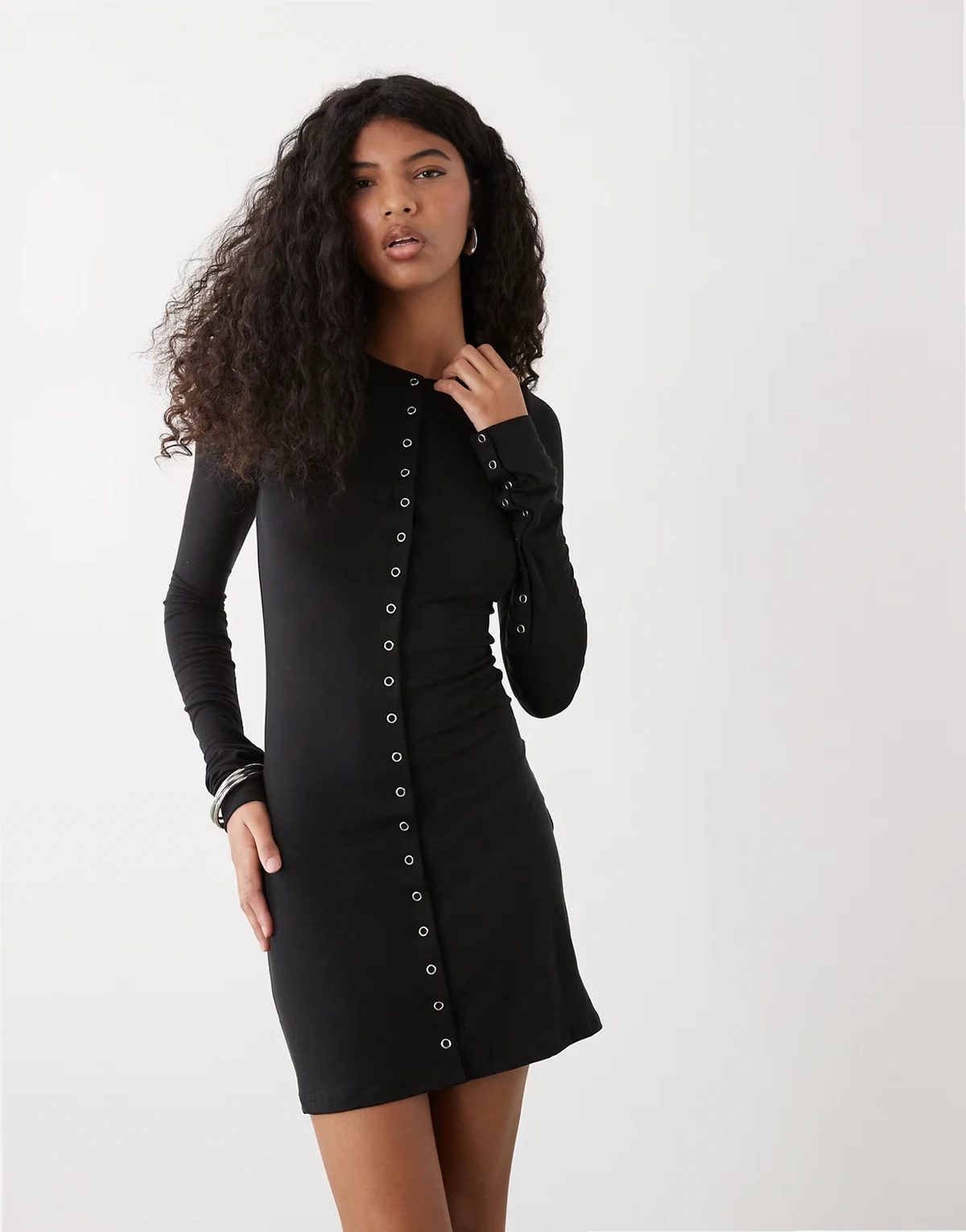 – Langärmliges Minikleid in Schwarz mit Druckknopf-Detail