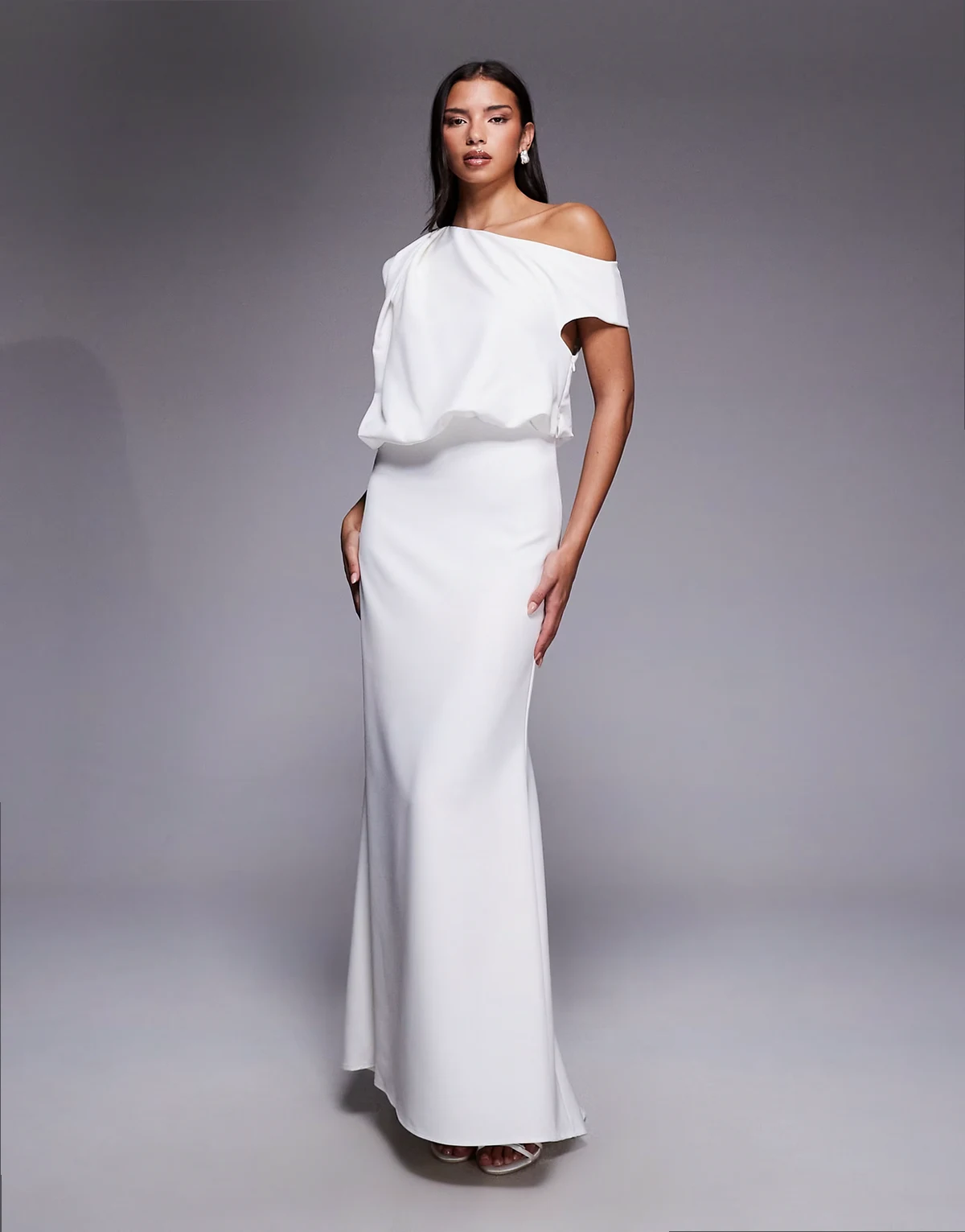 Bridal – Huda – Sukienka ślubna maxi w kolorze kości słoniowej z opadającym ramieniem