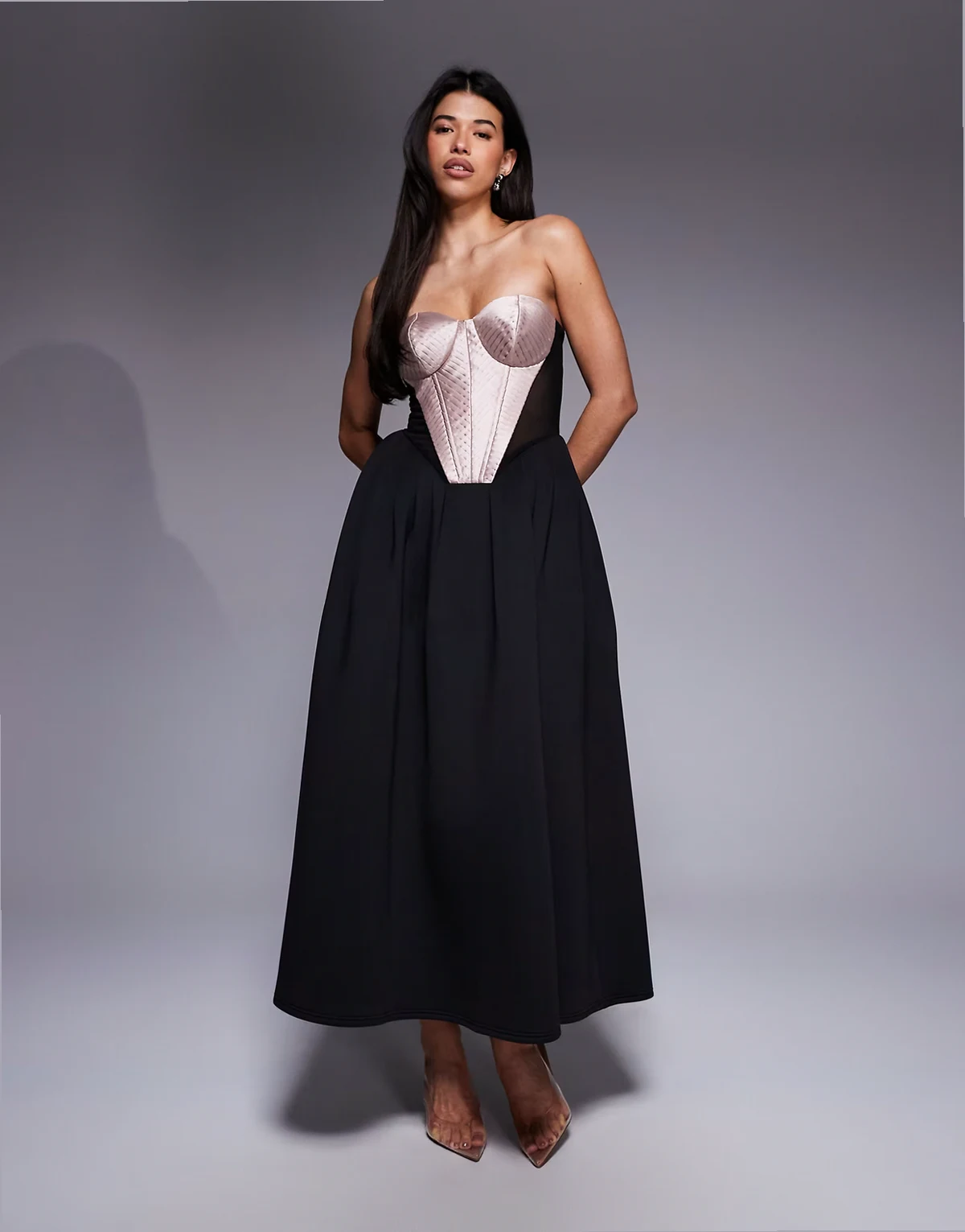 – Premium – Trägerloses Maxikleid in Schwarz mit weitem Rock und Satin-Korsett