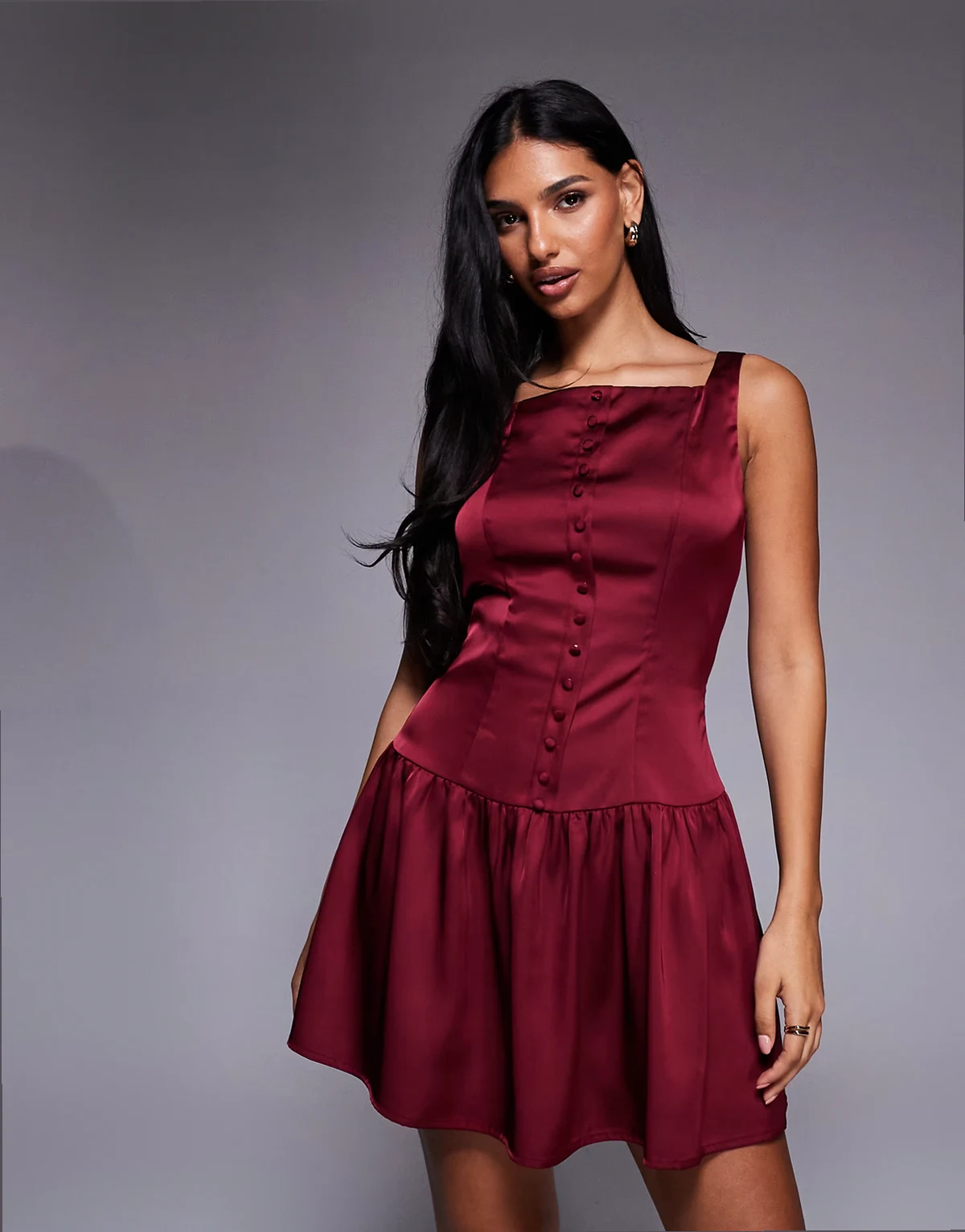 – Exclusive – Hochgeschlossenes Satin-Minikleid in Burgunderrot mit eckigem Ausschnitt und Knopfleiste