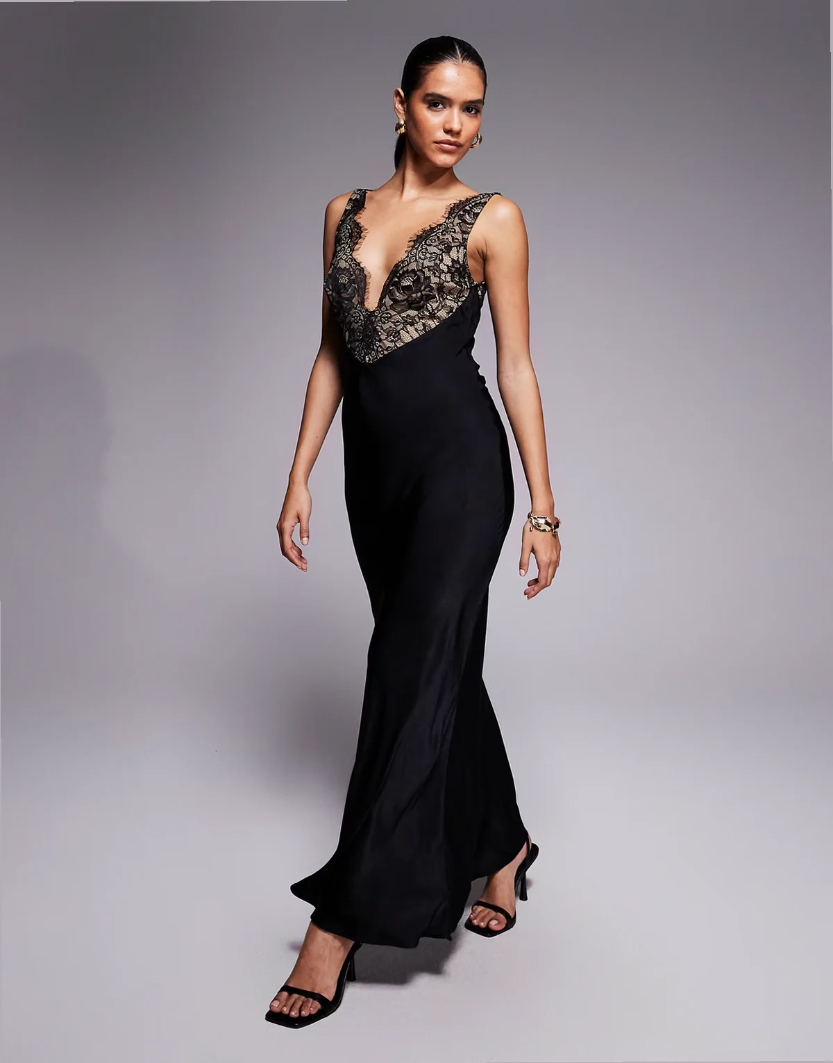 – Czarna sukienka maxi z satyny i koronki z głębokim dekoltem