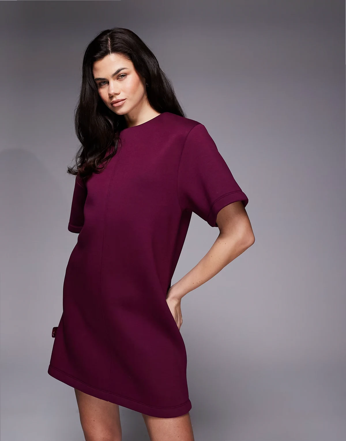 – Kurzärmliges Oversize-Minikleid aus strukturiertem, neoprenartigem Stoff in Burgunderrot
