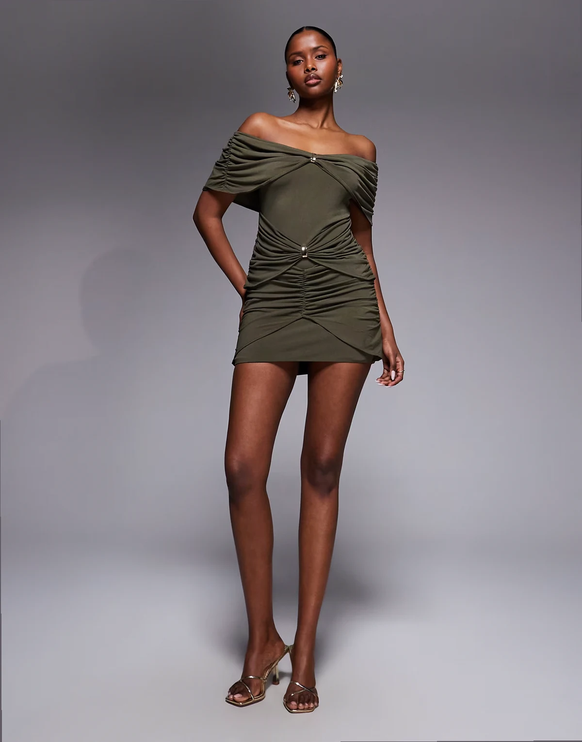 – Dopasowana marszczona sukienka maxi bodycon w kolorze khaki z odsłoniętymi ramionami i ozdobnymi detalami w kolorze złotym