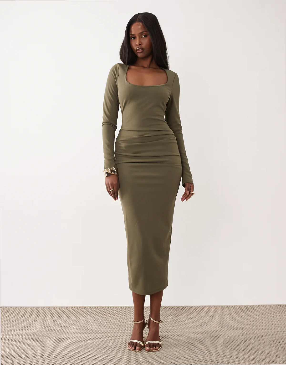 – Langärmliges Midikleid in Khaki mit U-Ausschnitt und geraffter Taille