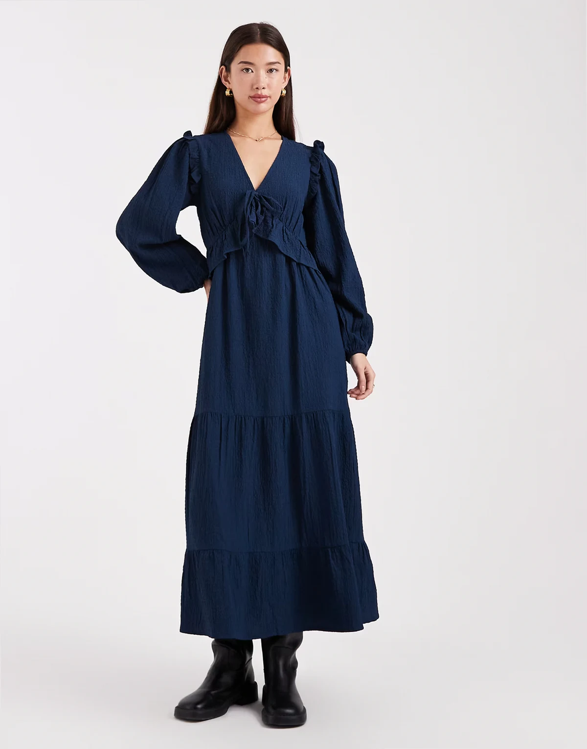 – Langärmliges Midaxikleid in Marineblau mit Rüschen