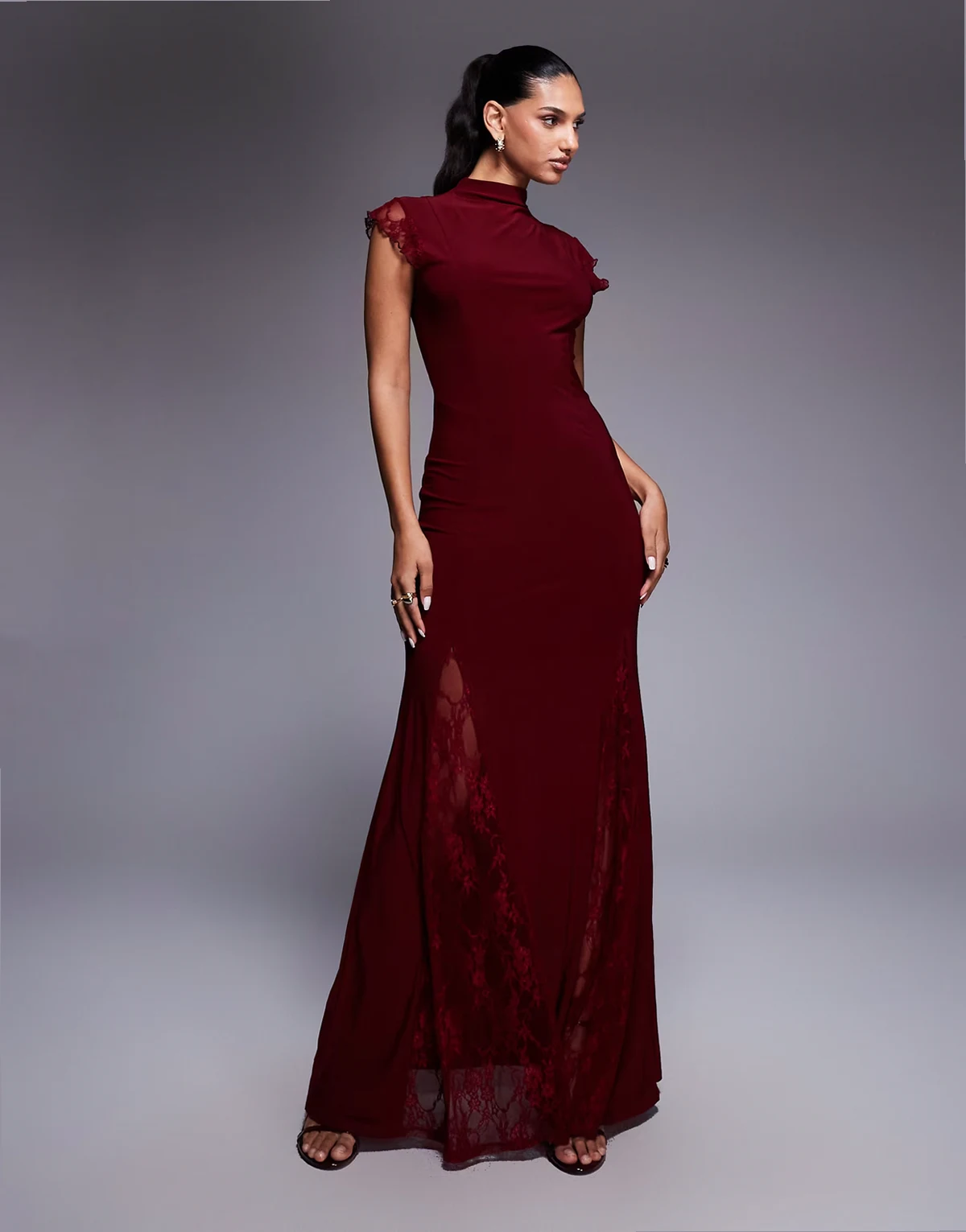 – Hochgeschlossenes Maxikleid in Weinrot mit Flügelärmeln und Spitzeneinsätzen