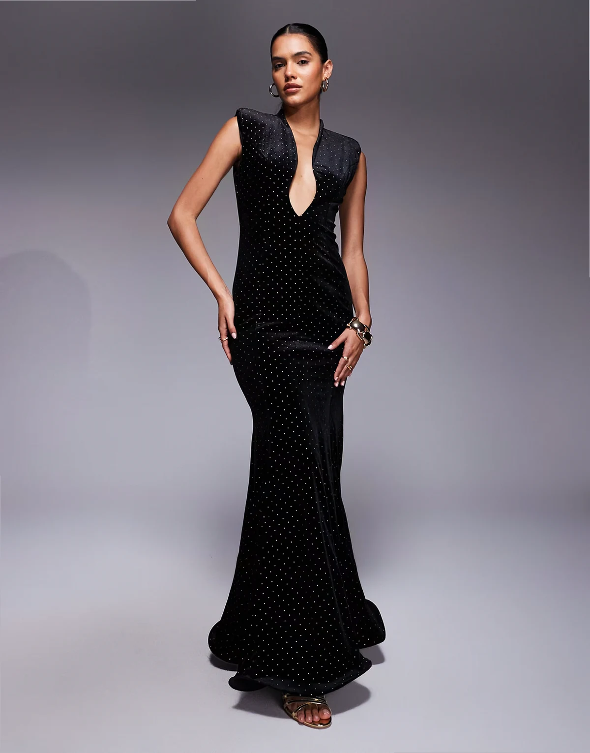 – Premium – Figurbetontes Samt-Maxikleid in Schwarz mit tiefem Ausschnitt und Schwalbenschwanz-Saum