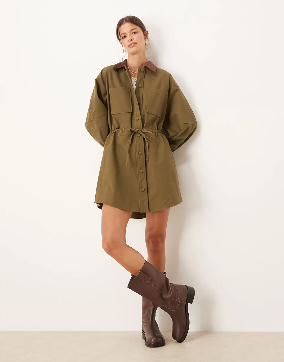 – Minikleid im Barn-Jacket-Stil aus schwerem Twillstoff in Olivgrün mit geraffter Taille