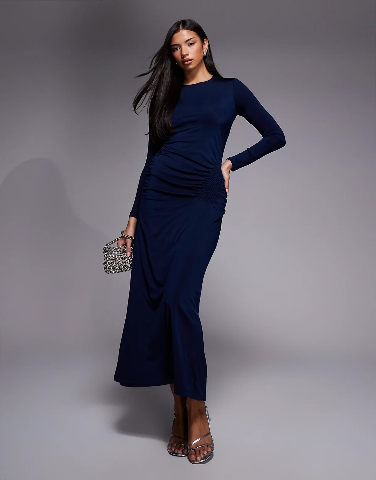 London – Gerafftes Maxikleid aus Satin in Marineblau