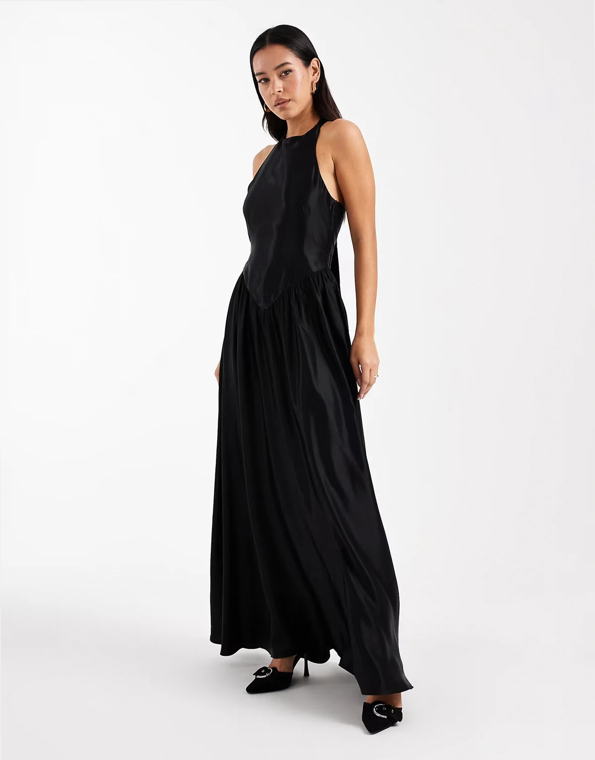 – Satin-Maxikleid in Schwarz mit Nahtdetail und U-Boot-Ausschnitt