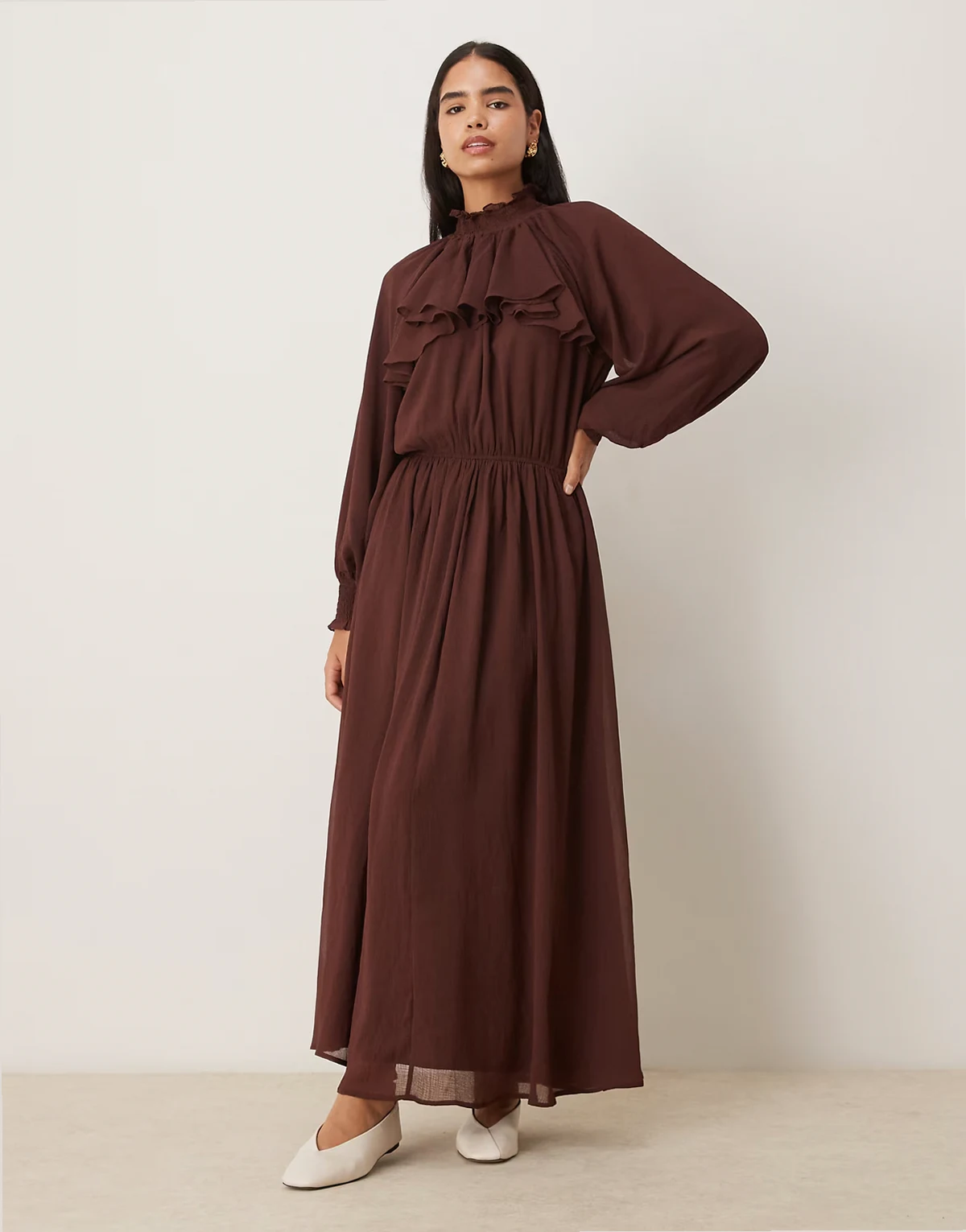– Hochgeschlossenes Maxikleid aus Chiffon in Schokobraun mit Rüschendetail