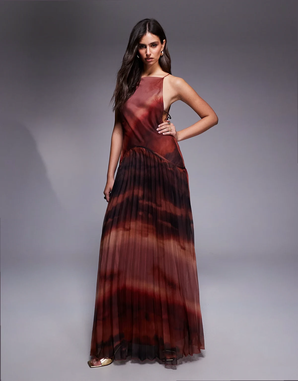 – Maxikleid mit Farbverlauf, Plisseerock, eckigem Ausschnitt und tiefer Taille