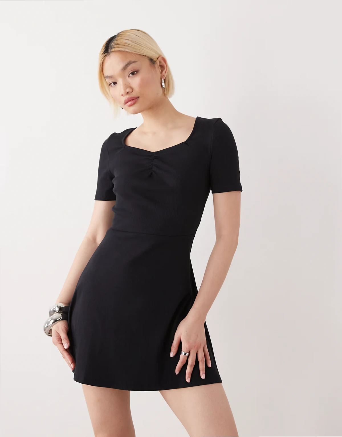 – Geripptes Mini-Skater-Kleid in Schwarz mit eckigem Ausschnitt und Raffung