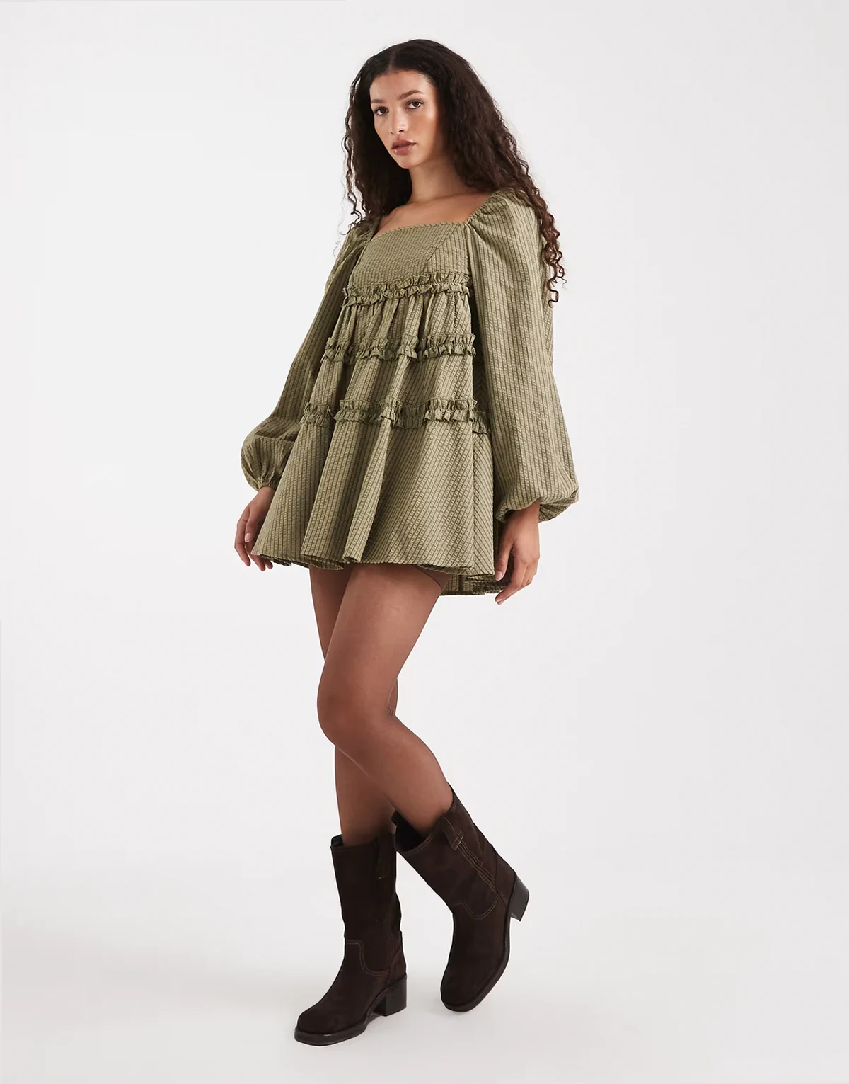 – Langärmliges Minikleid in Grün gestreift mit voluminösem Stufendesign