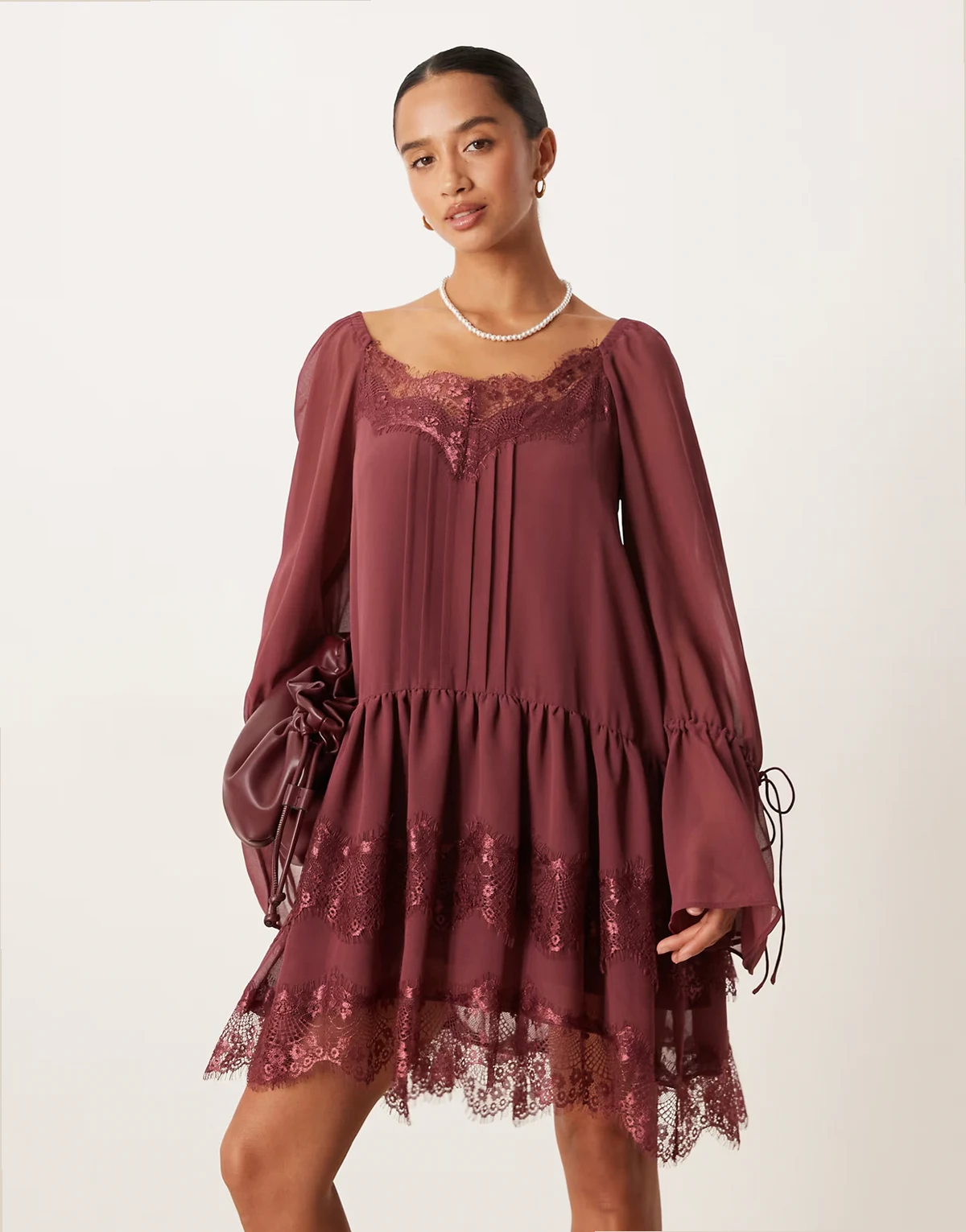 ASOS DESIGN Petite – Langärmliges Minikleid in Burgunderrot mit Herzausschnitt