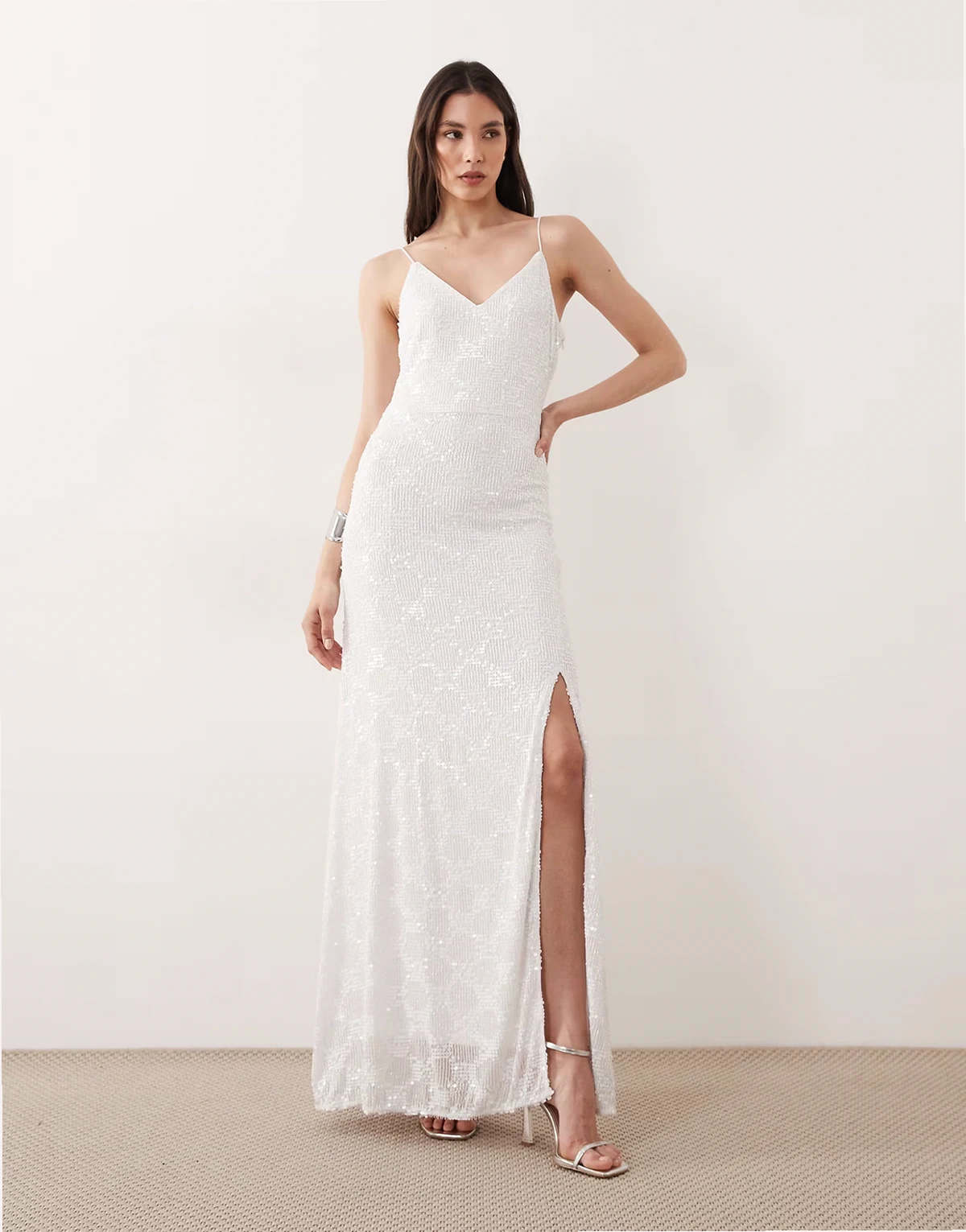 – Strukturiertes Camisole-Maxikleid in Gardenia-Weiß mit Pailletten und Bindedetail am Rücken