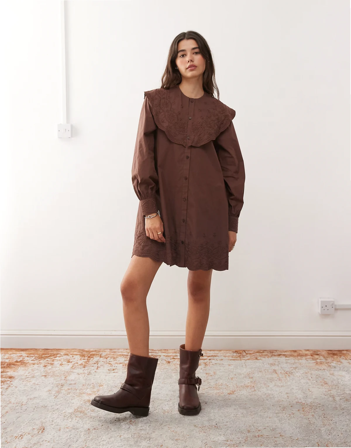 – Kurzes Hemdblusen-Kleid in Schokobraun mit übergroßem Kragen und Blumenstickerei