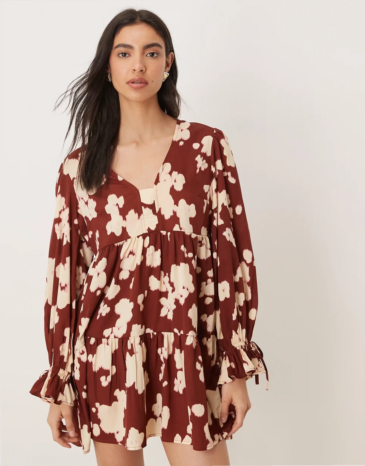 – Luftiges Minikleid in Braun mit verwischtem Muster