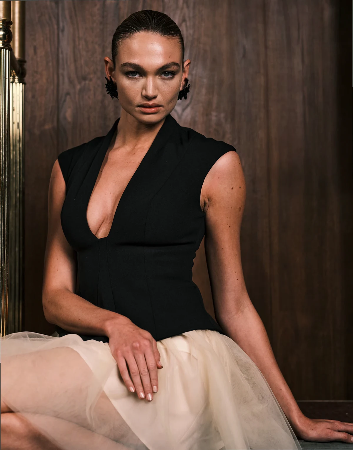 – Tief ausgeschnittenes Minikleid in Schwarz mit tief angesetzter Taille und weitem Rock