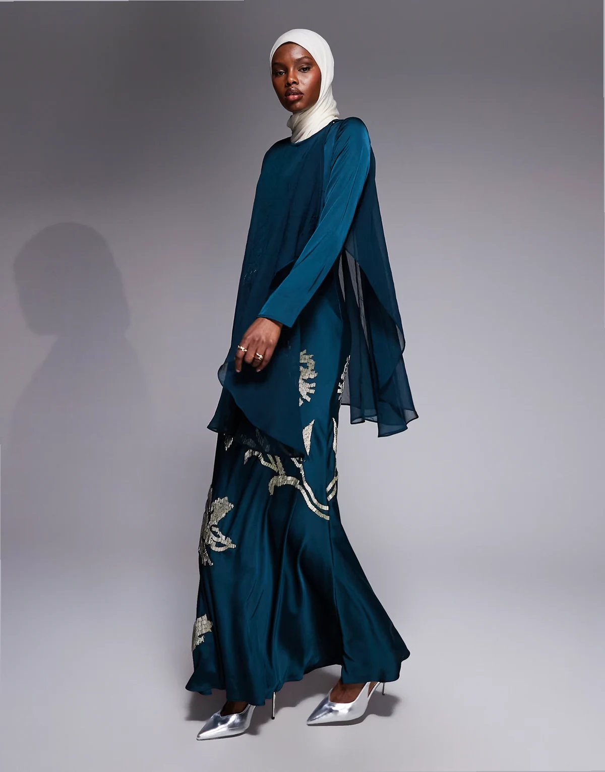 – Maxikleid in dunklem Petrol mit Cape-Overlay und schattenhafter Blumenverzierung