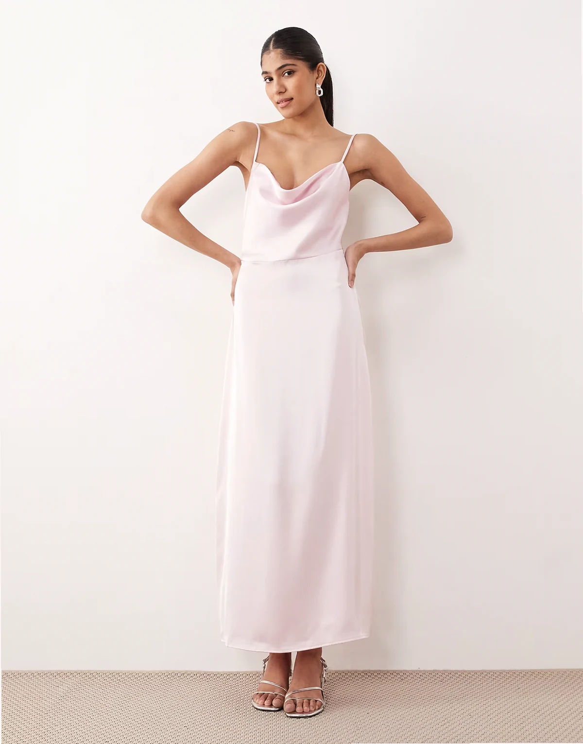 – Maxi-Trägerkleid aus kirschblütenrosa Satin mit Wasserfallausschnitt