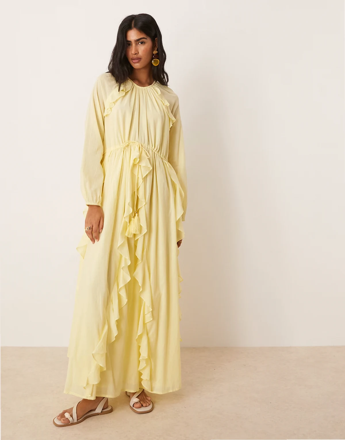 – Maxikleid in Zitronengelb mit Rundhalsausschnitt, geraffter Taille und Rüschen