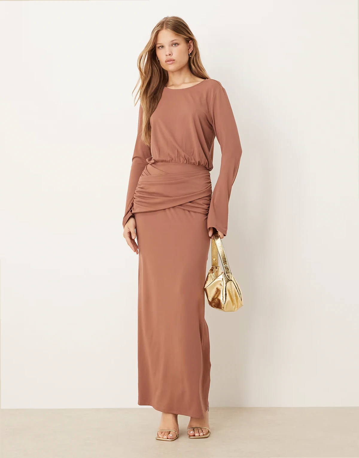 – Langärmliges Maxikleid in Hellbraun mit Raffung und Wickel-Design an der Taille