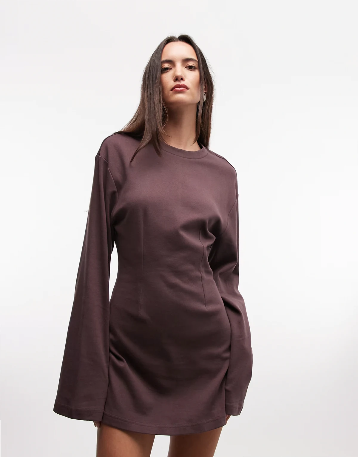 – Tailliertes, langärmliges Mini-T-Shirt-Kleid in Dunkelbraun