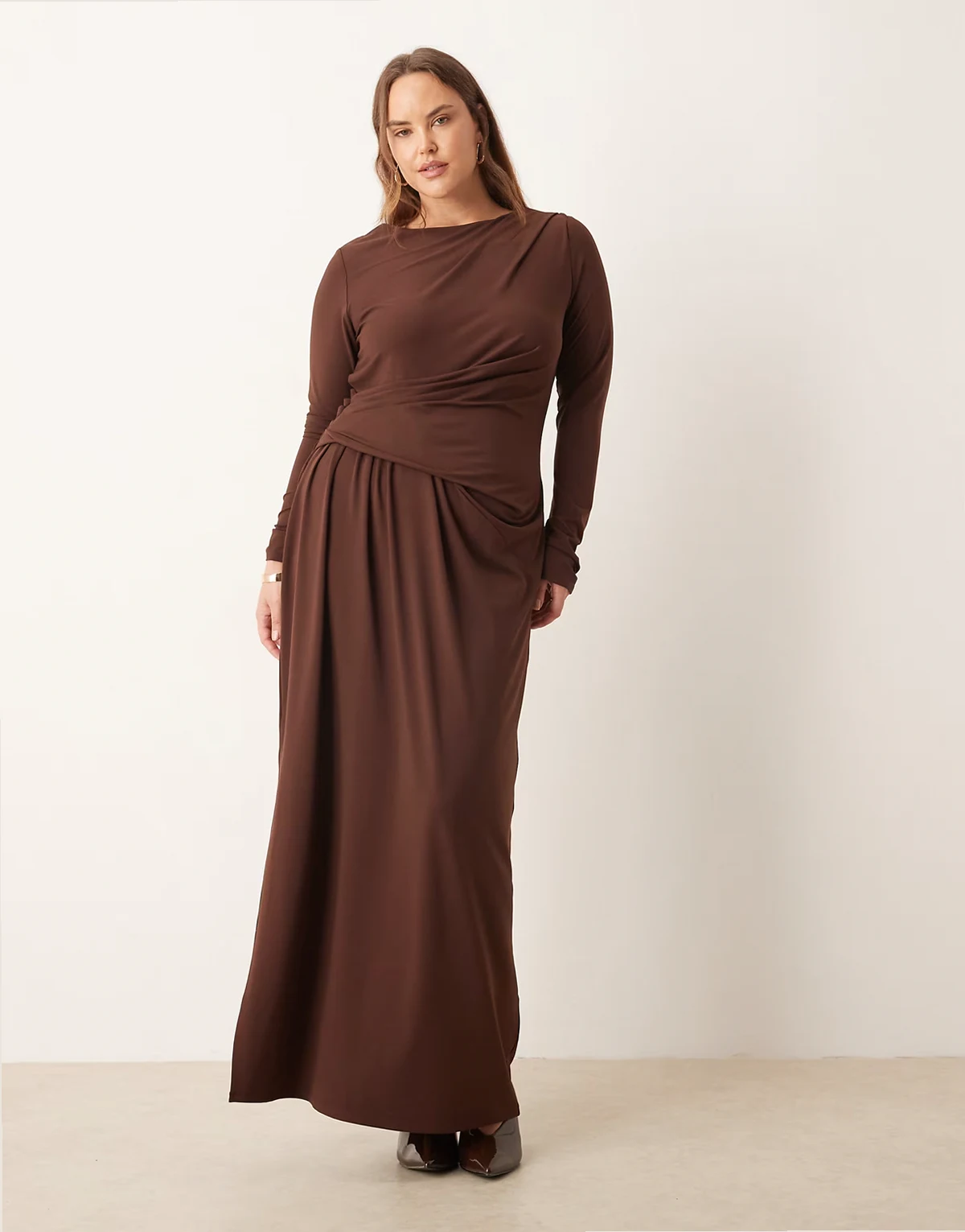 ASOS DESIGN Curve – Miękka w dotyku sukienka maxi z drapowaniem, w kolorze czekoladowym