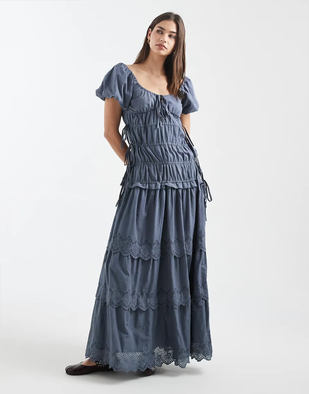 – Gesmoktes Maxikleid in Blaugrau mit Lochstickerei und Puffärmeln