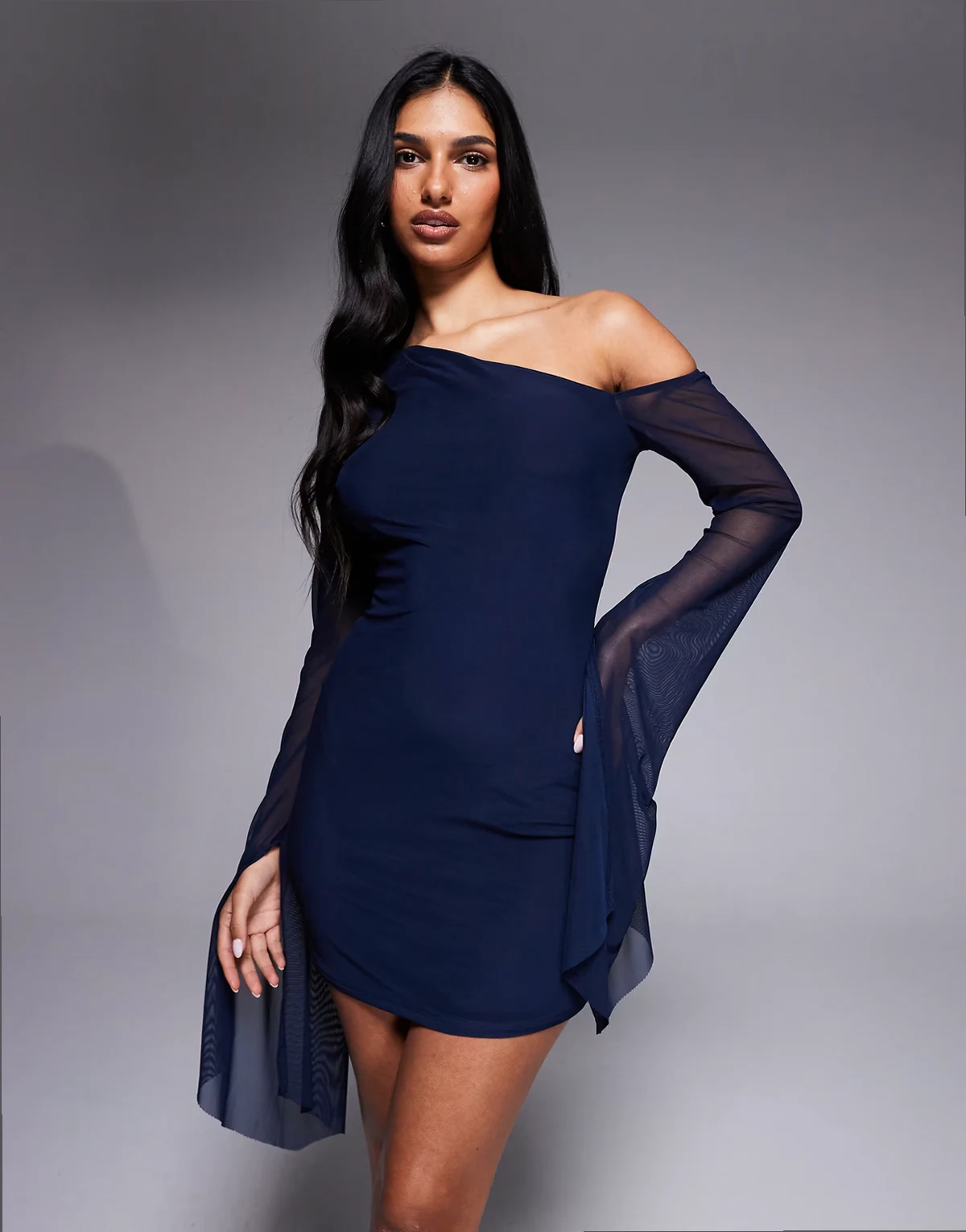 – Asymmetrisches Netzstoff-Minikleid in Marineblau mit auffälligen Zipfelärmeln
