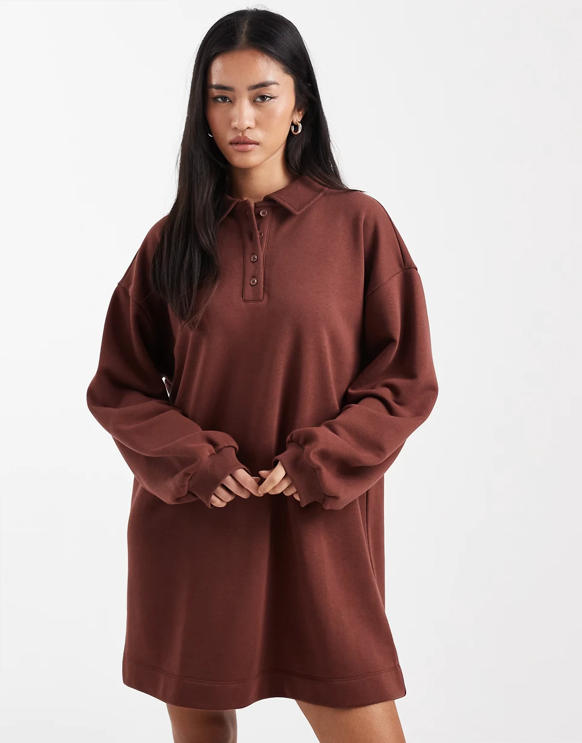 – Kurzes Sweatshirt-Kleid in Schokobraun mit Polokragen