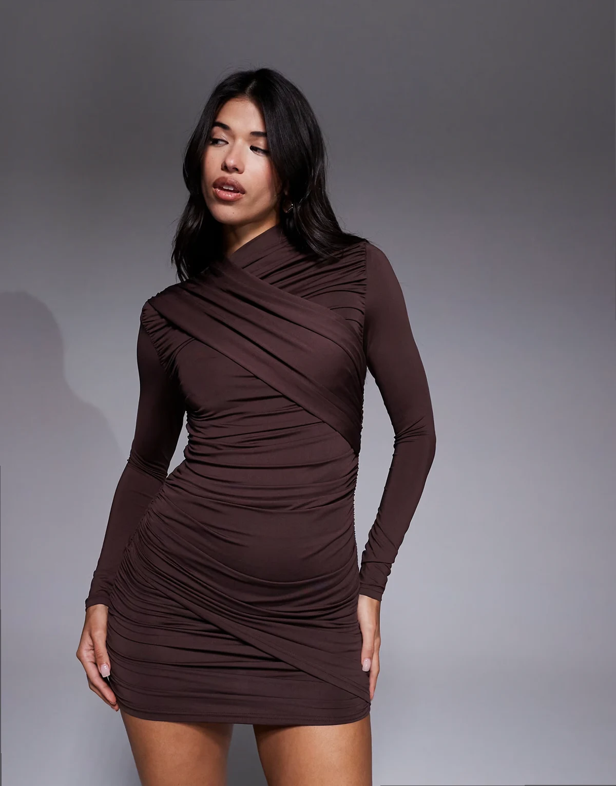 – Miss Me – Czekoladowobrązowa sukienka mini o dopasowanym kroju ze skrzyżowanym dekoltem i ozdobną spódnicą