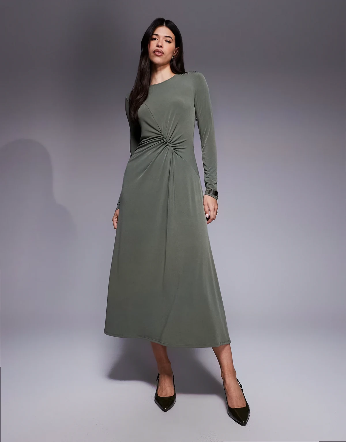 – Langärmliges, gerafftes Midikleid in Khaki