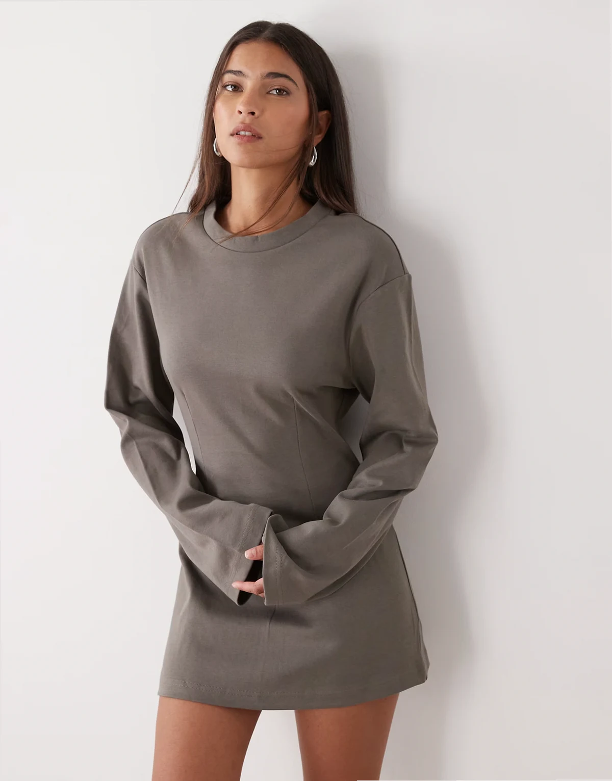 – Langärmliges Minikleid in Khaki mit tailliertem Schnitt