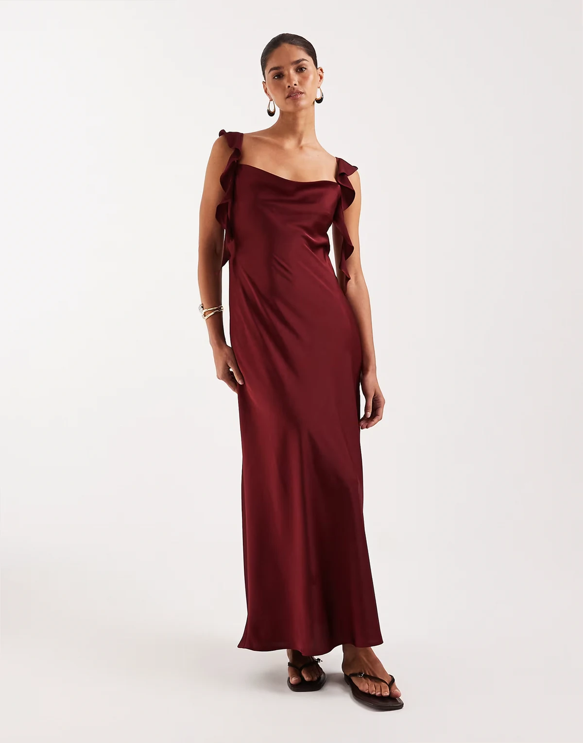 – Satin-Maxikleid in Cabernet-Rot mit Wasserfallausschnitt und drapierten Trägern mit Rüschen
