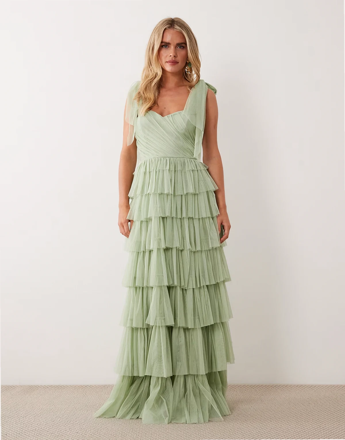 Bridesmaid – Szałwiowozielona tiulowa sukienka maxi z kokardkami na ramionach