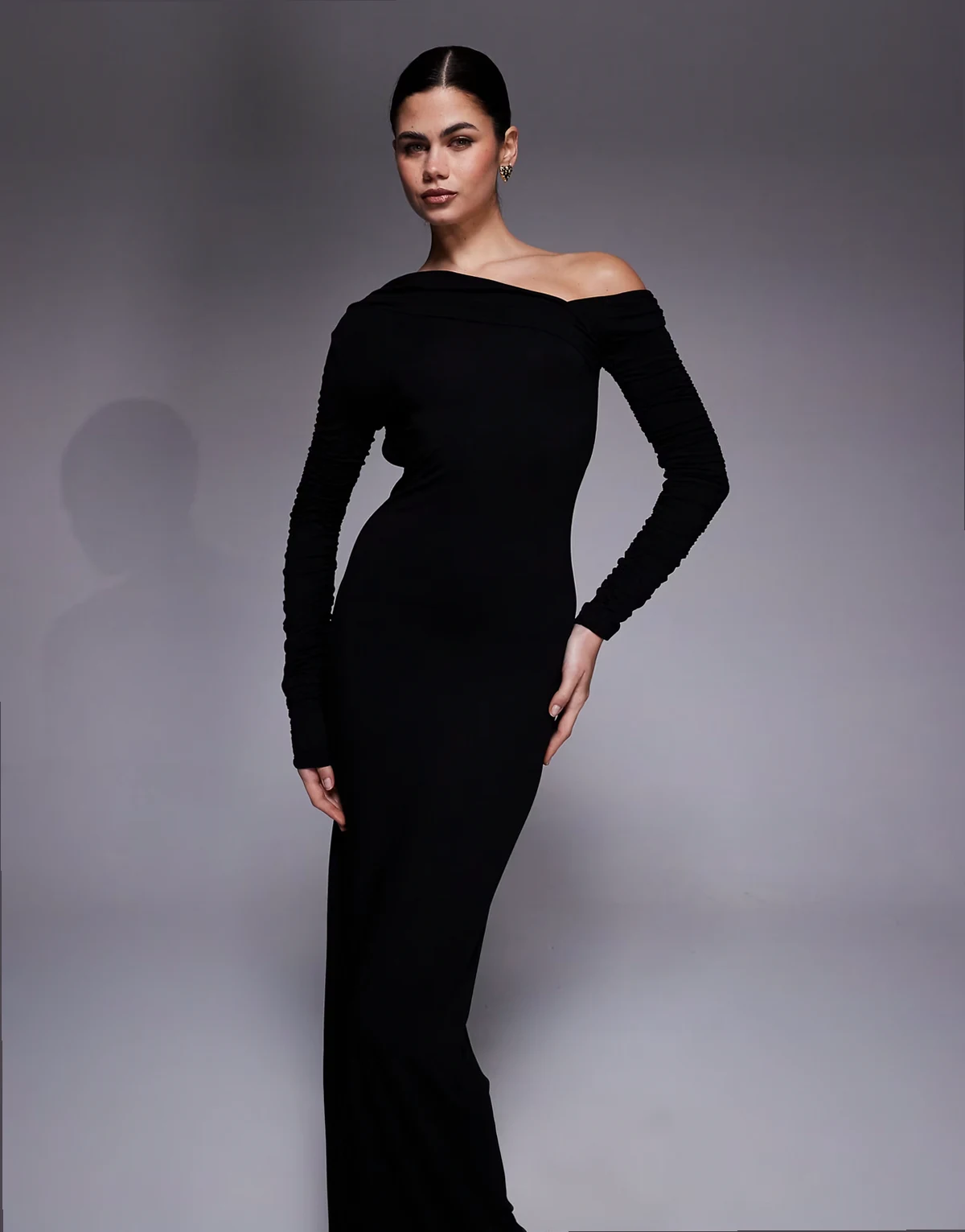 – Langärmliges, schulterfreies Maxikleid in Schwarz mit asymmetrischem Rückenausschnitt