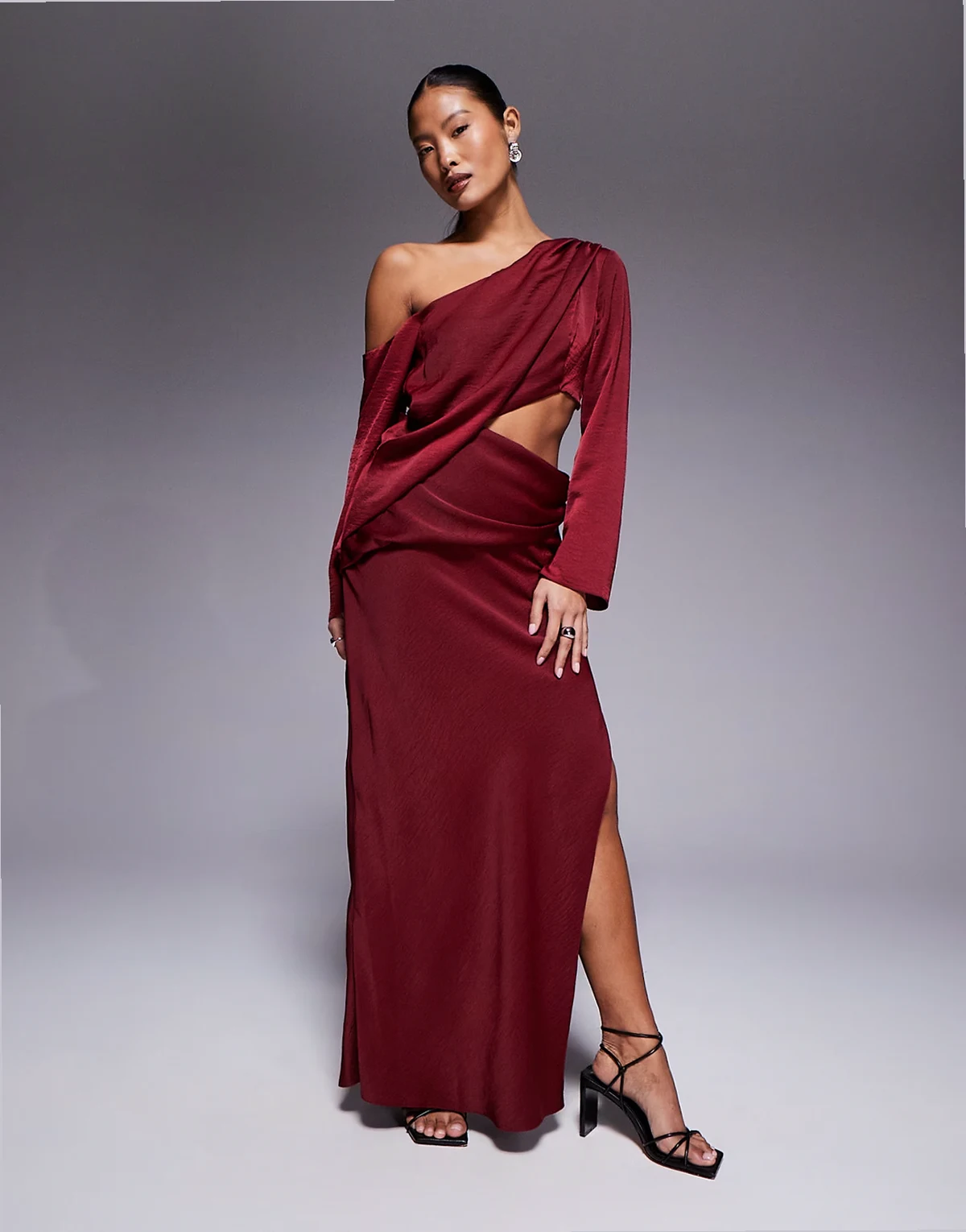 ASOS DESIGN Petite – Maxikleid in Burgunderrot mit abfallender Schulterpartie und Cut-out an der Taille