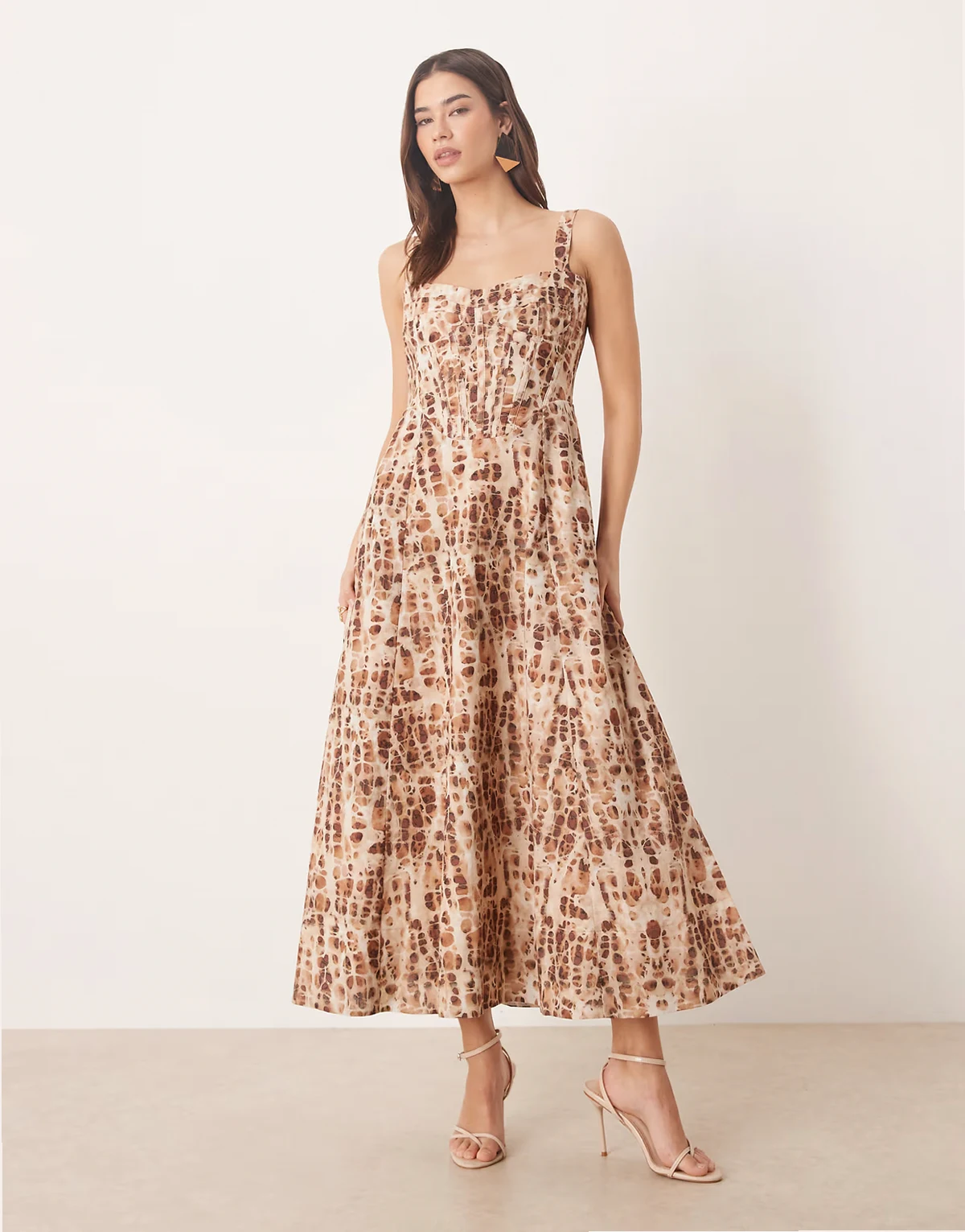 – Brązowa sukienka gorsetowa midi o kroju skater ze zwężaną talią w abstrakcyjny wzór